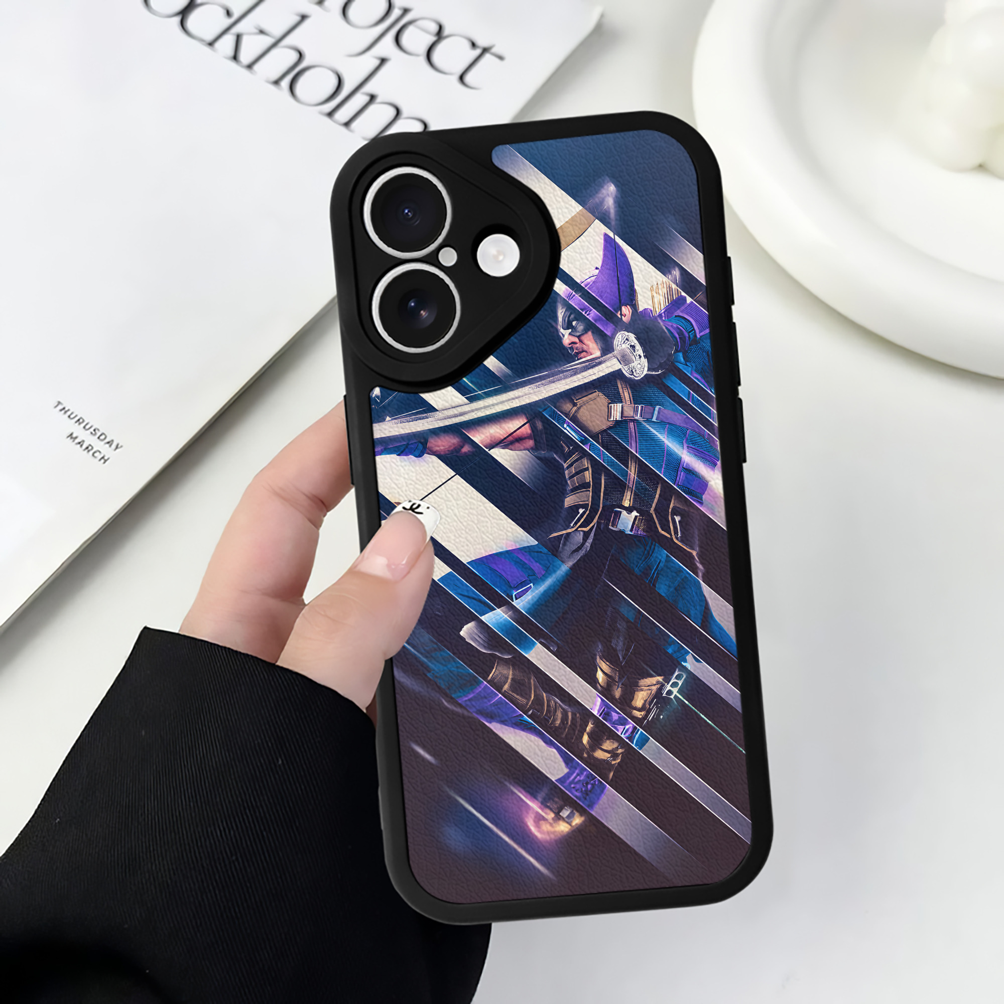 （画像用） アベンジャーズ The Avengers 【iPhone 16シリーズ対応】シリコンスマホケース（レザー調） 材質：シリコン